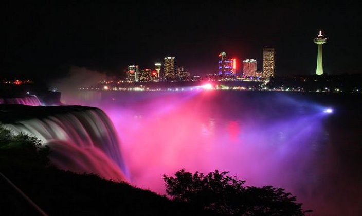 Niagara_falls_at_Night